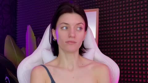 Snapshot of roxy_riot_ chatting on March 9, 4:27 am roxy_riot_ online show from March 9, 4:27 am