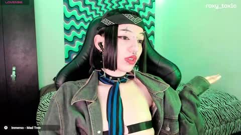 Snapshot of roxy_toxic chatting on December 13, 2:21 am Roxy Independient model Help me to reach 50 thumbs up online show from December 13, 2:21 am