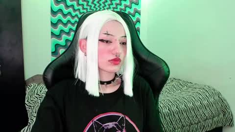 Snapshot of roxy_toxic chatting on December 17, 2:23 am Roxy Independient model Help me to reach 50 thumbs up online show from December 17, 2:23 am