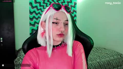 Snapshot of roxy_toxic chatting on December 20, 2:41 am Roxy Independient model Help me to reach 50 thumbs up online show from December 20, 2:41 am