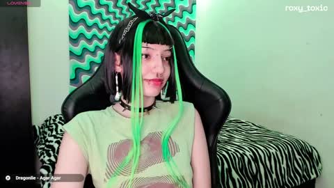 Snapshot of roxy_toxic chatting on January 21, 1:08 am Roxy Independient model Help me to reach 50 thumbs up online show from January 21, 1:08 am