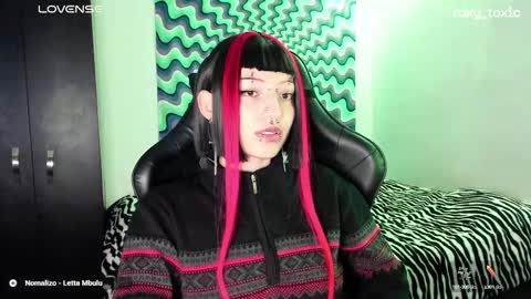 Snapshot of roxy_toxic chatting on March 7, 2:04 am Roxy Independient model Help me to reach 50 thumbs up online show from March 7, 2:04 am