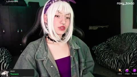 Snapshot of roxy_toxic chatting on October 8, 1:36 am Roxy Independient model Help me to reach 50 thumbs up online show from October 8, 1:36 am