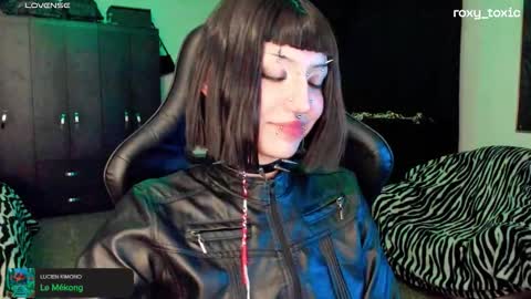 Snapshot of roxy_toxic chatting on October 15, 1:39 am Roxy Independient model Help me to reach 50 thumbs up online show from October 15, 1:39 am