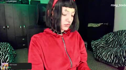 Snapshot of roxy_toxic chatting on October 23, 1:38 am Roxy Independient model Help me to reach 50 thumbs up online show from October 23, 1:38 am