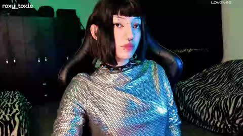 Snapshot of roxy_toxic chatting on November 11, 1:16 am Roxy Independient model Help me to reach 50 thumbs up online show from November 11, 1:16 am