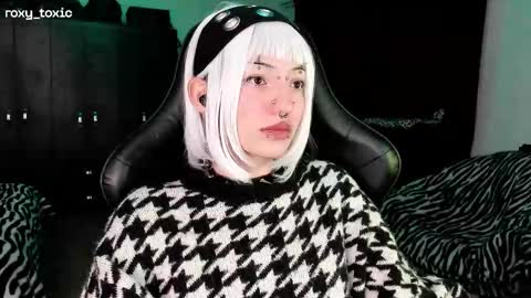 Snapshot of roxy_toxic chatting on November 19, 2:00 am Roxy Independient model Help me to reach 50 thumbs up online show from November 19, 2:00 am