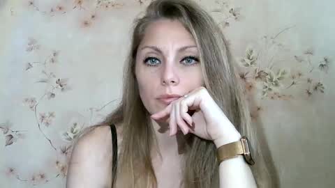Snapshot of roxyfox18x01 chatting on May 6, 6:30 am roxyfox18x01 online show from May 6, 6:30 am