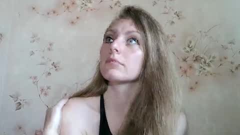 Snapshot of roxyfox18x01 chatting on May 15, 6:42 am roxyfox18x01 online show from May 15, 6:42 am