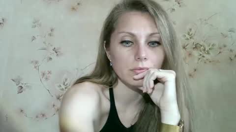 Snapshot of roxyfox18x01 chatting on May 20, 7:25 am roxyfox18x01 online show from May 20, 7:25 am