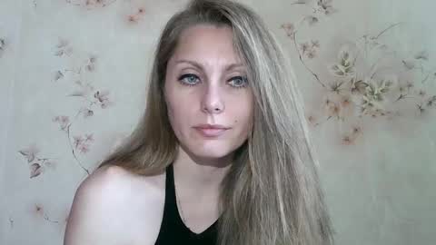 Snapshot of roxyfox18x01 chatting on May 25, 6:19 am roxyfox18x01 online show from May 25, 6:19 am