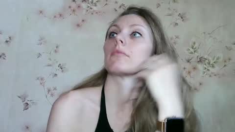 Snapshot of roxyfox18x01 chatting on June 2, 7:32 am roxyfox18x01 online show from June 2, 7:32 am