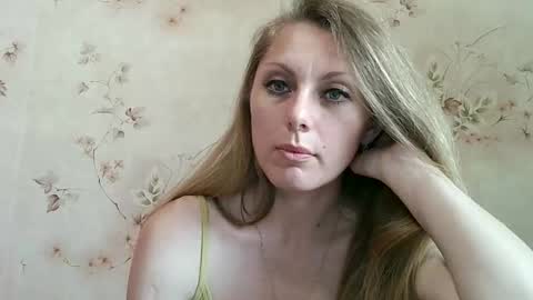 Snapshot of roxyfox18x01 chatting on June 3, 3:39 pm roxyfox18x01 online show from June 3, 3:39 pm
