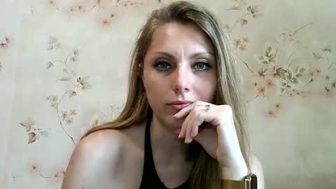 Snapshot of roxyfox18x01 chatting on June 5, 7:25 am roxyfox18x01 online show from June 5, 7:25 am