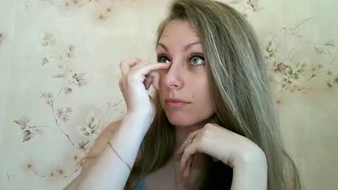 Snapshot of roxyfox18x01 chatting on June 6, 2:11 pm roxyfox18x01 online show from June 6, 2:11 pm