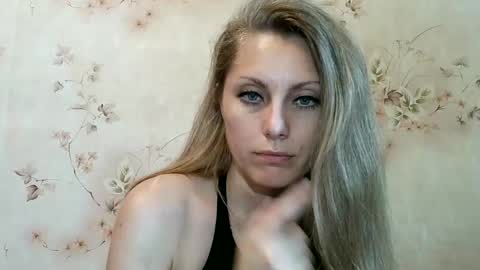 Snapshot of roxyfox18x01 chatting on June 10, 7:40 am roxyfox18x01 online show from June 10, 7:40 am