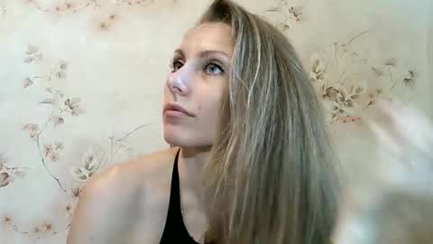 Snapshot of roxyfox18x01 chatting on June 11, 7:28 am roxyfox18x01 online show from June 11, 7:28 am