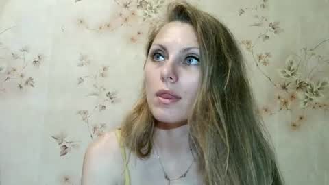 Snapshot of roxyfox18x01 chatting on June 11, 7:34 pm roxyfox18x01 online show from June 11, 7:34 pm
