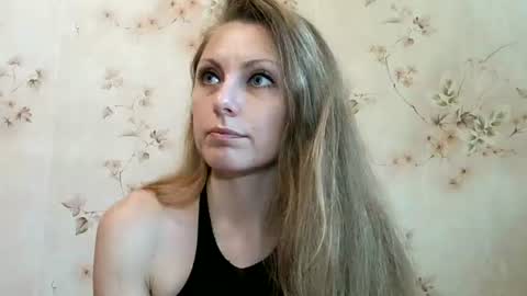 Snapshot of roxyfox18x01 chatting on June 12, 7:51 am roxyfox18x01 online show from June 12, 7:51 am