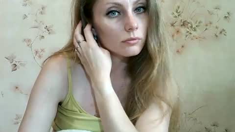 Snapshot of roxyfox18x01 chatting on June 13, 9:29 am roxyfox18x01 online show from June 13, 9:29 am