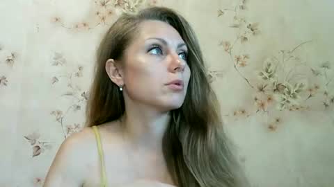 Snapshot of roxyfox18x01 chatting on June 14, 8:27 am roxyfox18x01 online show from June 14, 8:27 am
