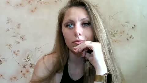Snapshot of roxyfox18x01 chatting on June 15, 7:21 am roxyfox18x01 online show from June 15, 7:21 am
