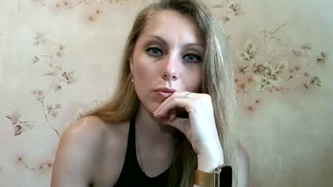 Snapshot of roxyfox18x01 chatting on June 16, 8:06 am roxyfox18x01 online show from June 16, 8:06 am