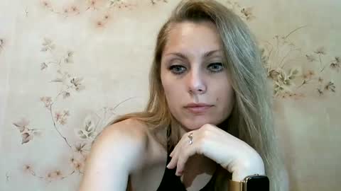 Snapshot of roxyfox18x01 chatting on June 17, 7:22 am roxyfox18x01 online show from June 17, 7:22 am