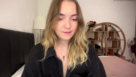 Snapshot of roxysweetdream chatting on May 6, 12:21 pm Roxy online show from May 6, 12:21 pm