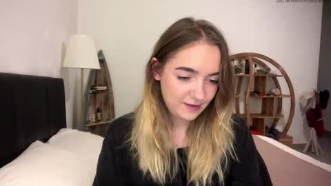 Snapshot of roxysweetdream chatting on May 7, 1:27 pm Roxy online show from May 7, 1:27 pm