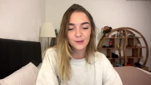 Snapshot of roxysweetdream chatting on May 8, 12:32 pm Roxy online show from May 8, 12:32 pm