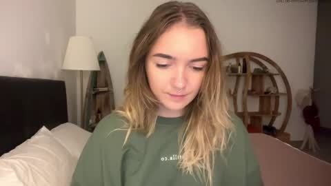 Snapshot of roxysweetdream chatting on May 13, 4:37 pm Roxy online show from May 13, 4:37 pm