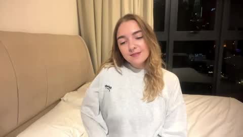 Snapshot of roxysweetdream chatting on May 19, 2:23 pm Roxy online show from May 19, 2:23 pm