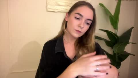 Snapshot of roxysweetdream chatting on May 31, 12:12 pm Roxy online show from May 31, 12:12 pm