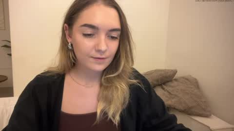 Snapshot of roxysweetdream chatting on June 4, 12:22 pm Roxy online show from June 4, 12:22 pm