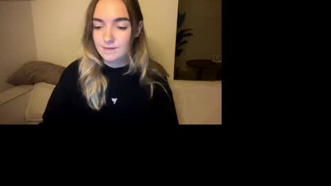 Snapshot of roxysweetdream chatting on June 5, 12:33 pm Roxy online show from June 5, 12:33 pm