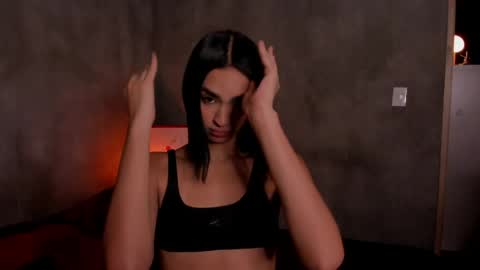 Snapshot of roxyy_x chatting on June 10, 2:23 am val online show from June 10, 2:23 am