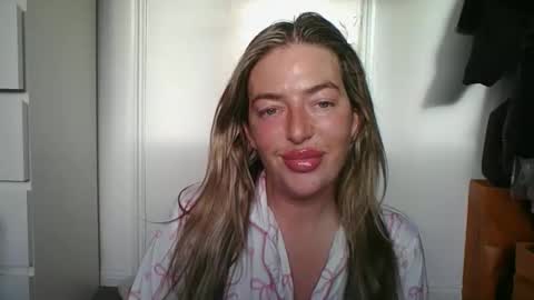 Snapshot of rubyredxxxoxxx chatting on April 5, 6:43 am rubyredxxxoxxx online show from April 5, 6:43 am