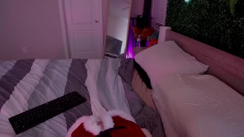 Snapshot of runesy chatting on December 9, 4:12 am Lady online show from December 9, 4:12 am