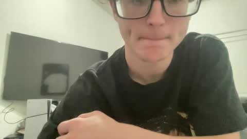 Snapshot of ryan287747 chatting on February 24, 7:44 am ryan online show from February 24, 7:44 am