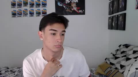 Snapshot of ryan_valentine17 chatting on May 7, 8:03 pm ryan online show from May 7, 8:03 pm