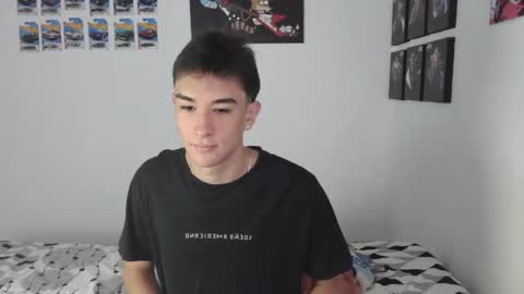 Snapshot of ryan_valentine17 chatting on May 25, 7:42 pm ryan online show from May 25, 7:42 pm