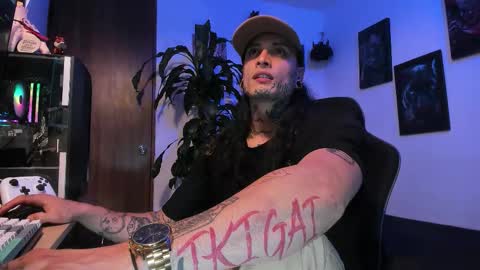 Snapshot of ryuk_it chatting on November 10, 2:10 am leopmonk help me reach 100 thumbs up online show from November 10, 2:10 am