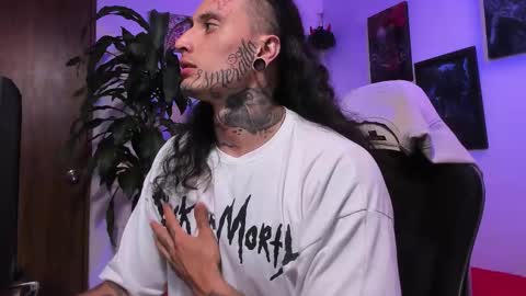 Snapshot of ryuk_it chatting on December 2, 1:33 am leopmonk help me reach 100 thumbs up online show from December 2, 1:33 am