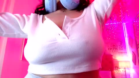 Snapshot of saara_martin chatting on June 2, 12:18 pm 1 online show from June 2, 12:18 pm