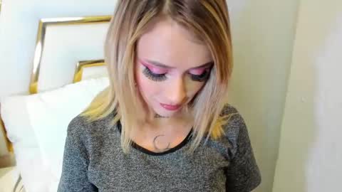 Snapshot of sabrina_cole chatting on January 4, 3:07 am . Sabrina Cole . online show from January 4, 3:07 am