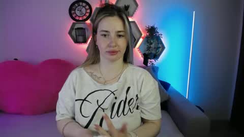 Snapshot of sabrinviolet chatting on June 19, 9:24 am Sabrina Violet online show from June 19, 9:24 am