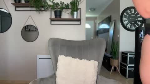 sacha__xx online show from June 18, 1:15 pm