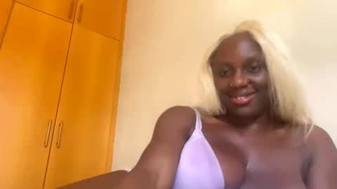 Snapshot of sade991803 chatting on June 10, 2:16 pm Onika online show from June 10, 2:16 pm