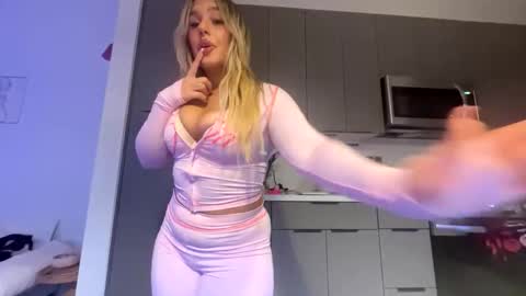 Snapshot of sageblue5683 chatting on November 8, 3:50 am Shaina Blue online show from November 8, 3:50 am